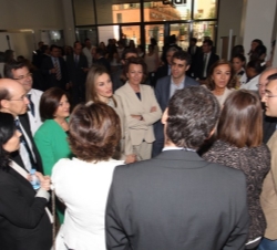 Su Alteza Real la Princesa de Asturias conversa con los ponentes a su llegada al Instituto de Biomedicina de Sevilla