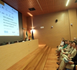 Doña Letizia en el salón de actos del Instituto de Biomedicina de Sevilla acompañada por las autoridades asistentes al acto