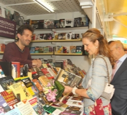 Doña Elena durante el recorrido por la Feria del Libro