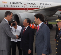 Don Felipe recibe el saludo del Ministro de Relaciones Exteriores de El Salvador, Jaime Miranda, a su llegada al Aeropuerto Internacional de El Salvad