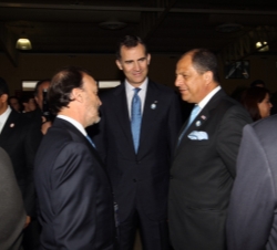 El Príncipe de Asturias conversa con el Presidente de Costa Rica, Luis Guillermo Solís, y el Presidente de la Corte Suprema de Chile, Sergio Muñoz