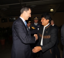 Don Felipe recibe el saludo del Presidente de Bolivia, Evo Morales