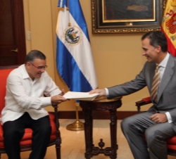 Don Felipe entrega la carta de Su Majestad el Rey al Presidente saliente, Mauricio Funes
