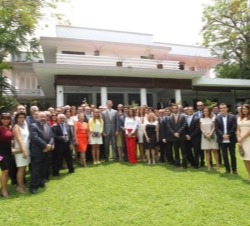Don Felipe junto a los miembros de la colectivdad española afincados en El Salvador