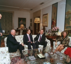 Los Reyes con los presidentes de los Estados Unidos y la Unión Soviética durante la conferencia de Paz sobre Oriente Medio