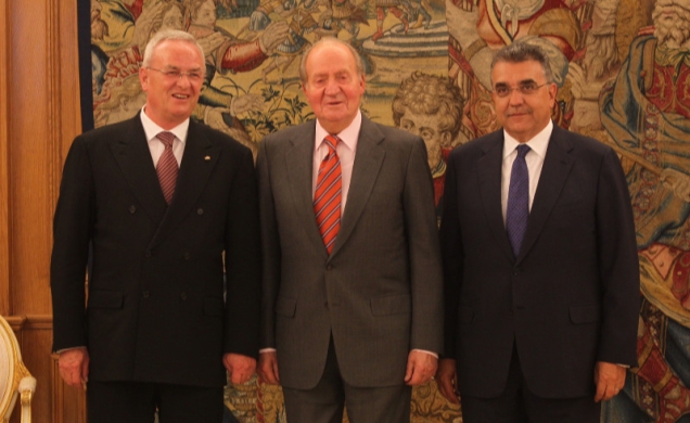Don Juan Carlos acompañado por el presidente del Consejo de Dirección de Volkswagen A.G., Martin Winterkorn, y el miembro del Comité de Dirección de V