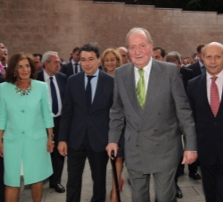 Don Juan Carlos, a su llegada, junto al presidente de la Comunidad de Madrid, Ignacio González, y el ministro de Educación, Cultura y Deporte, José Ig