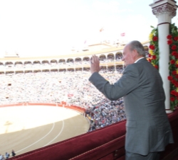 Su Majestad el Rey agradece la ovación que le dedicó el público durante la interpretación del Himno Nacional.