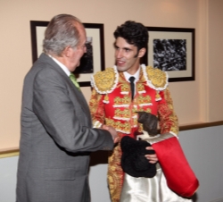Don Juan Carlos recibe el saludo de Alejandro Talavante