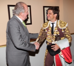 Don Juan Carlos recibe el saludo de Julián López, "El Juli"