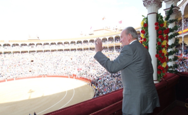 Su Majestad el Rey agradece la ovación que le dedicó el público durante la interpretación del Himno Nacional.