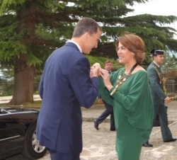 El Príncipe de Asturias y de Viana saluda a la presidenta de la Comunidad Foral de Navarra, Yolanda Barcina.