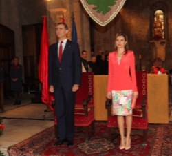Los Príncipes de Asturias y de Viana, durante la interpretación del Himno Nacional.