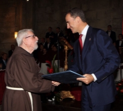 Don Felipe entrega el Premio Príncipe de Viana de la Cultura a Tarsicio de Azcona