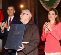 Don Felipe y Doña Letizia aplauden a Tarcisio de Azcona, galardonado con el Premio Príncipe de Viana de la Cultura 2014