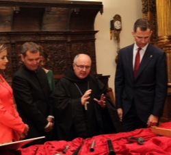 Los Príncipes atienden a las explicaciones sobre la restauración del órgano de la iglesia
