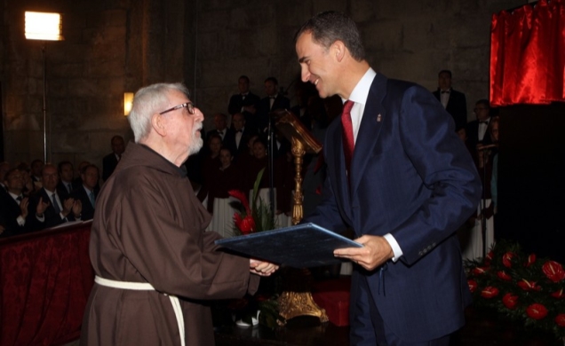 Don Felipe entrega el Premio Príncipe de Viana de la Cultura a Tarsicio de Azcona