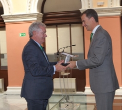 Don Felipe entrega el galardón al administrador de AFESA Medio Ambiente, Jesús María Blanco.