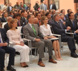 Los Príncipes y el resto de asistentes, durante la presentación de los proyectos premiados.