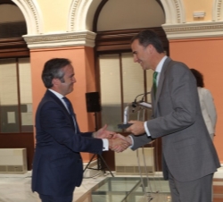 Don Felipe entrega el galardón al director corporativo de Recursos de NH Hoteles, Íñigo Capell. 