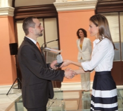 Doña Letizia entrega el galardón al director gerente del Hospital de Galdakano-Usansolo, Jon Guajardo.