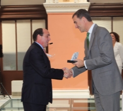 Don Felipe entrega el galardón al director general de A&B Laboratorios de Biotecnología, Sergio Gutiérrez.
