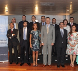 Su Alteza Real el Príncipe de Asturias, con los directores de los Centros Oceanográficos y autoridades presentes en el acto central del centenario del