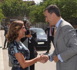 La secretaria de Estado de Investigación, Desarrollo e Innovación, Carmen Vela, recibe a Don Felipe a su llegada.