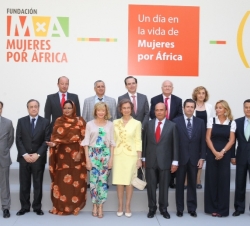 Su Majestad la Reina junto a los miembros del Patronato y consejo asesor de la Fundación Mujeres por África