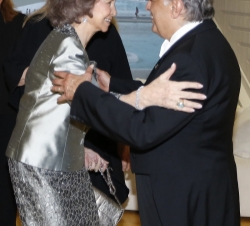 Doña Sofía recibe el saludo del director musical de la ópera, Zubin Mehta