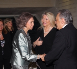 Su Majestad la Reina con el Maestro Zubin Mehta y la Señora Nancy Kovack de Mehta