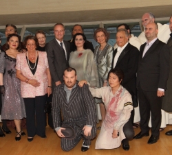 Doña Sofía junto a los directores y artístas de la Ópera “La Forza del Destino”