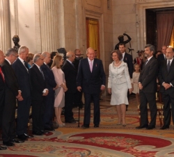 Sus Majestades los Reyes a su entrada en el Salón de Columnas del Palacio Real de Madrid