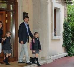 Sus Majestades los Reyes acompañan a sus hijas al colegio el día de su décimo aniversario de boda