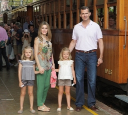 Sus Majestades los Reyes y sus hijas, la Princesa de Asturias y la Infanta Sofía, durante una excursión que realizaron en el Tren de Sóller