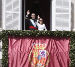 Sus Majestades los Reyes saludan desde el balcón del Palacio Real