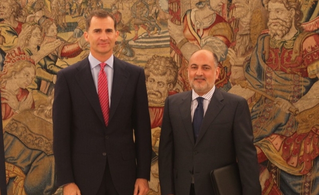 Su Majestad el Rey acompañado por el presidente del Tribunal Constitucional, Francisco Pérez de los Cobos Orihuel