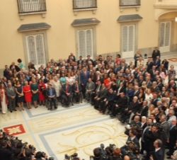Sus Majestades los Reyes junto a representantes de Entidades de Solidaridad Social, en el transcurso de la recepción ofrecida en el Palacio Real de El
