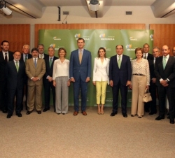 Sus Majestades los Reyes, con las autoridades asistentes y los miembros del Patronato de la Fundación Iberdrola y del Comité de Dirección de Iberdrola