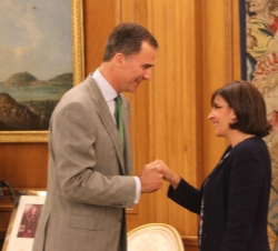 Don Felipe recibe el saludo de la Alcaldesa de París, Anne Hidalgo