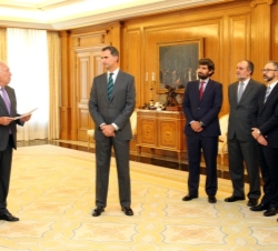 Su Majestad el Rey conversa con los embajadores representantes permanentes ante Naciones Unidas.