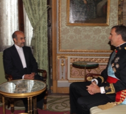 Su Majestad el Rey Don Felipe conversa tras la entrega de la Carta Credencial con el embajador de la República Islámica de Irán, Mohammad Hassan Fadai