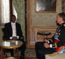 Don Felipe conversa tras la entrega de la Carta Credencial con el embajador de la República de Mozambique, José Antonio Alberto Matsinha