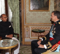 Su Majestad el Rey conversa tras la entrega de la Carta Credencial con el embajador de la República Islámica de Pakistán, Rafat Mahdi