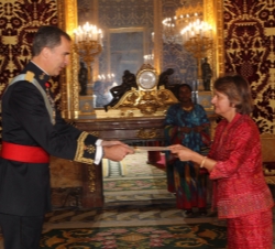 Su Majestad el Rey recibe la Carta Credencial de la embajadora de la República de Uganda, Nimisha Jayant Madhvani 