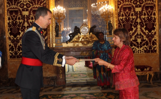 Su Majestad el Rey recibe la Carta Credencial de la embajadora de la República de Uganda, Nimisha Jayant Madhvani 