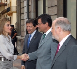 La Reina, a su llegada, con el presidente del Principado de Asturias, el presidente de la Junta General del Principado y el delegado del Gobierno en A