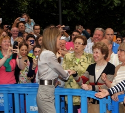 Doña Letizia saluda los numerosos ciudadanos que acudieron a las inmediaciones del conservatorio.