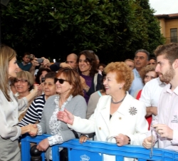 Doña Letizia saluda los numerosos ciudadanos que acudieron a las inmediaciones del conservatorio.