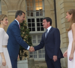 Sus Majestades los Reyes son saludados por el Primer Ministro de la República Francesa, Manuel Valls, y su esposa, Anne Gravoin, a su llegada a la res
